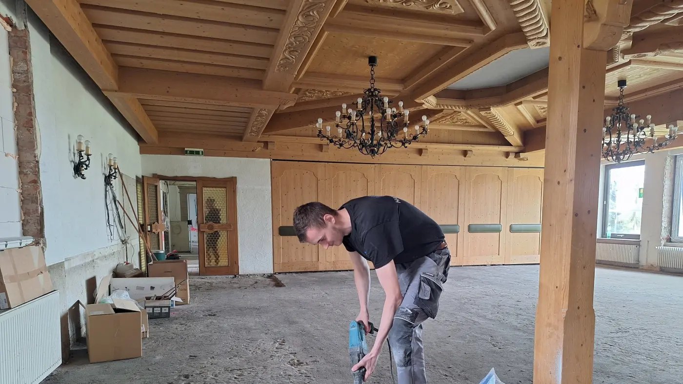 GWI-Mitarbeiter bei der Arbeit im Festsaal des RH by Salm